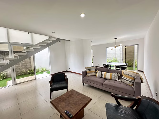 HERMOSA CASA EN ALQUILER AMUEBLADA EN CONDOMINIO / RIO ORO SANTA ANA - Imagen 5