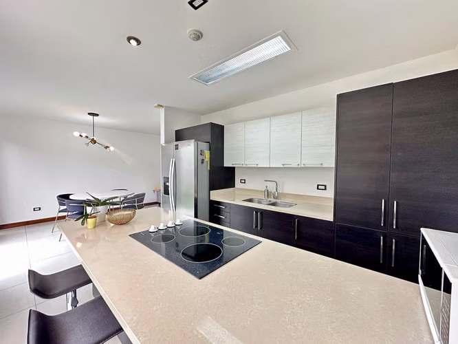 HERMOSA CASA EN ALQUILER AMUEBLADA EN CONDOMINIO / RIO ORO SANTA ANA