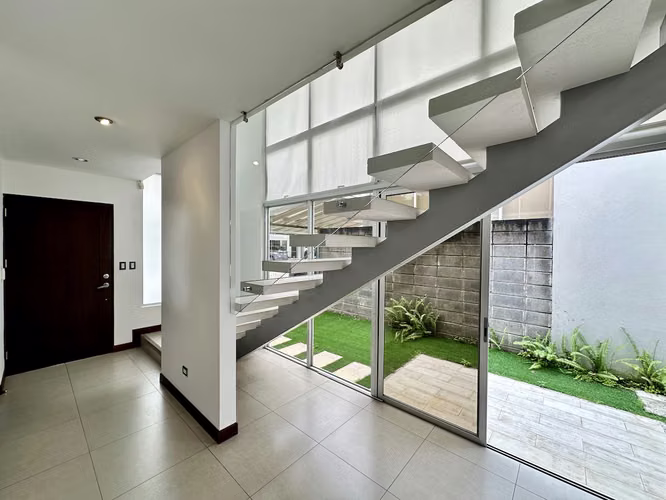 HERMOSA CASA EN ALQUILER AMUEBLADA EN CONDOMINIO / RIO ORO SANTA ANA - Imagen 6