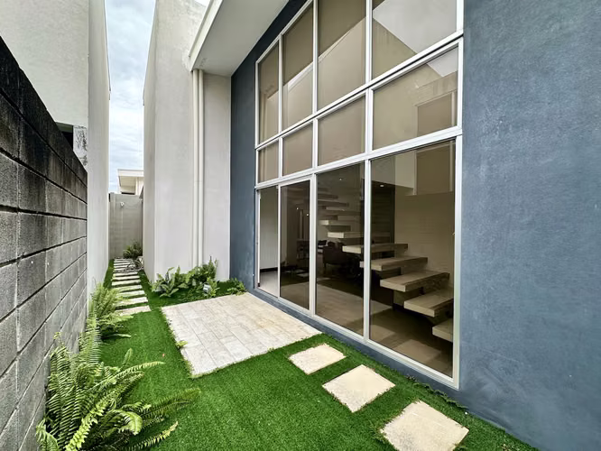 HERMOSA CASA EN ALQUILER AMUEBLADA EN CONDOMINIO / RIO ORO SANTA ANA - Imagen 10