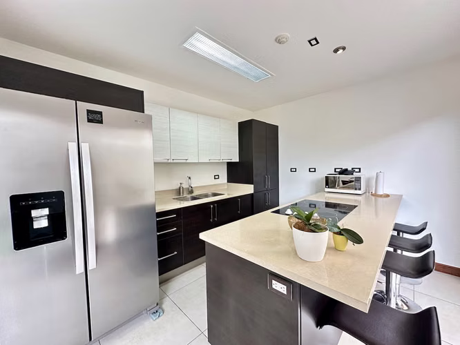 HERMOSA CASA EN ALQUILER AMUEBLADA EN CONDOMINIO / RIO ORO SANTA ANA - Imagen 2