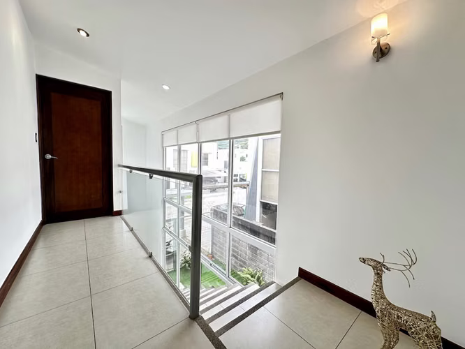 HERMOSA CASA EN ALQUILER AMUEBLADA EN CONDOMINIO / RIO ORO SANTA ANA - Imagen 13