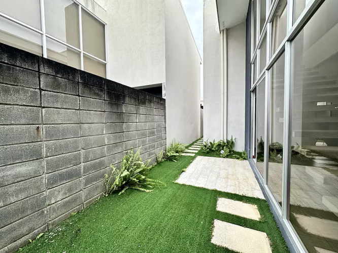 HERMOSA CASA EN ALQUILER AMUEBLADA EN CONDOMINIO / RIO ORO SANTA ANA - Imagen 9