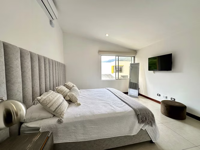 HERMOSA CASA EN ALQUILER AMUEBLADA EN CONDOMINIO / RIO ORO SANTA ANA - Imagen 15