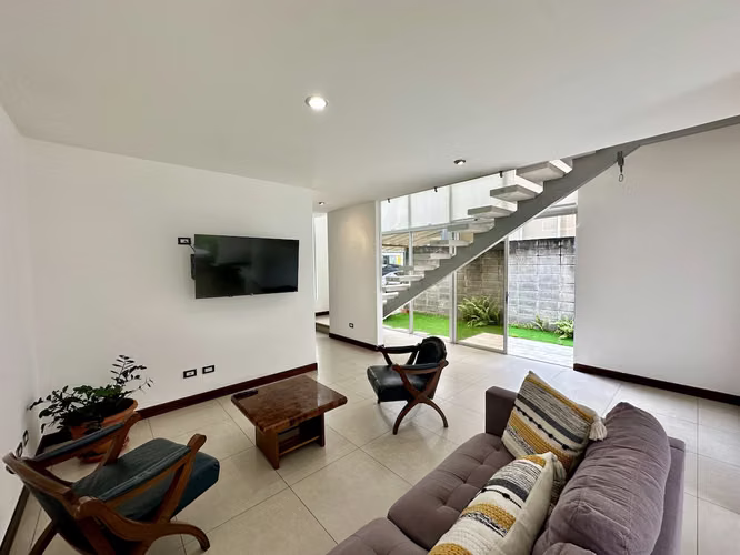 HERMOSA CASA EN ALQUILER AMUEBLADA EN CONDOMINIO / RIO ORO SANTA ANA - Imagen 4