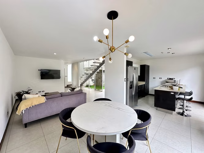 HERMOSA CASA EN ALQUILER AMUEBLADA EN CONDOMINIO / RIO ORO SANTA ANA - Imagen 3