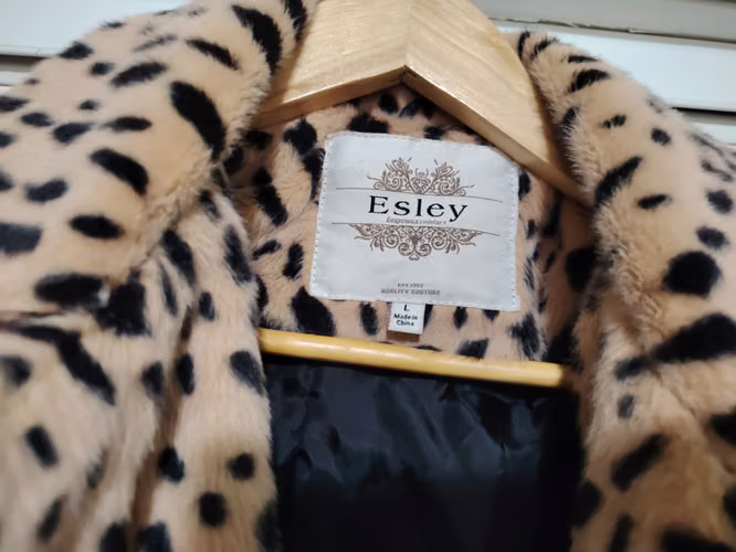Se vende blazer, animal print. Nuevo 