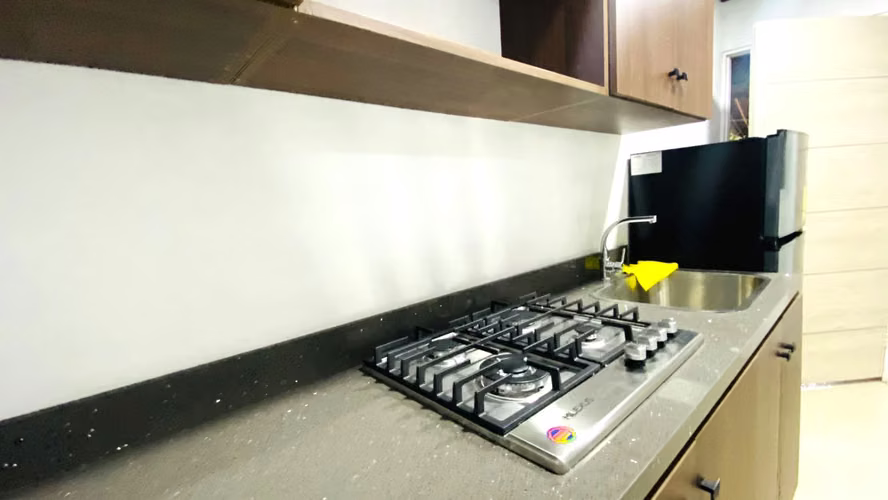 Alquiler de Mini-Apartamento nuevo, Escazú Centro, con Parqueo para Moto, Servicios Incluidos - Imagen 2