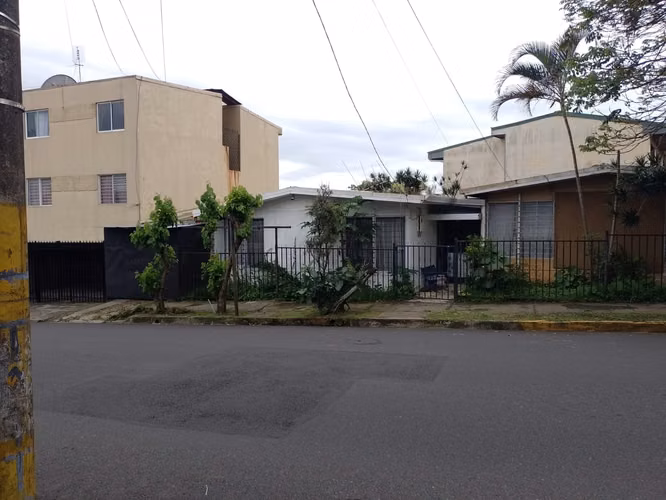 Casa para remodelar en La Granja, San Pedro | Terreno esquinero de 263 m²