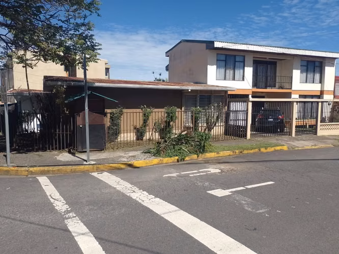 Casa para remodelar en La Granja, San Pedro | Terreno esquinero de 263 m² - Imagen 2
