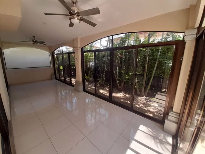 268 / Alquiler / Casa / Grande y lujosa / Condominio Exclusivo - Imagen 2