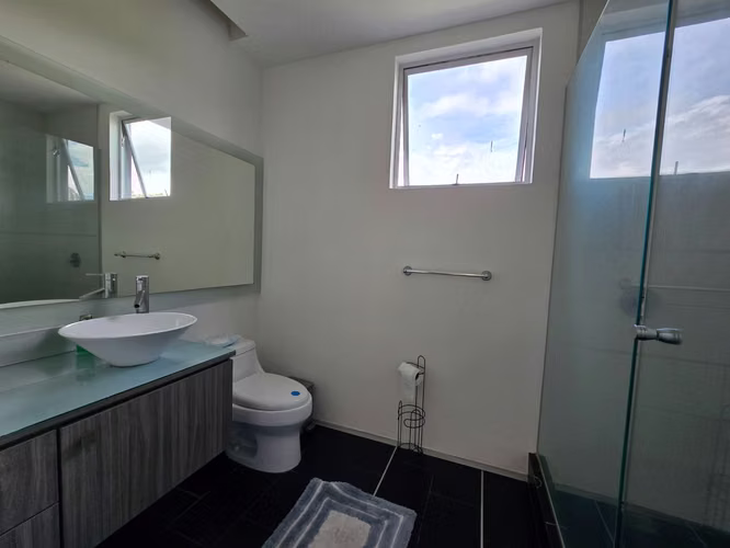 Moderno apartamento amoblado con amenidades en Santa Ana $1800 - Imagen 7