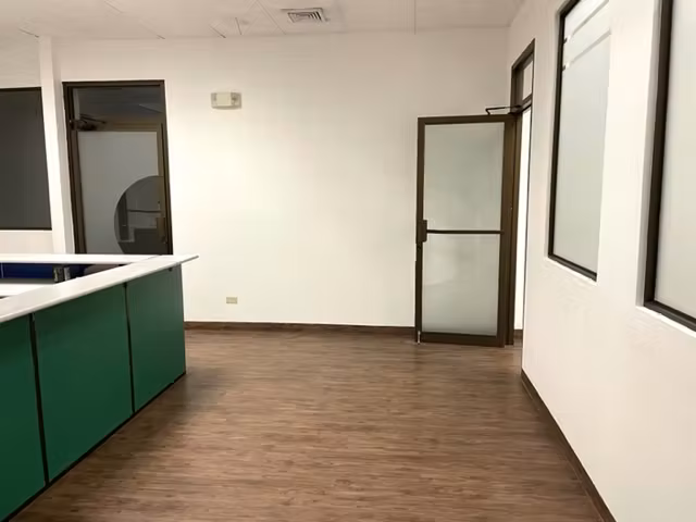Amplio Local Comercial y Oficinas en Alquiler – Sabana Oeste | 350 m² - Imagen 4