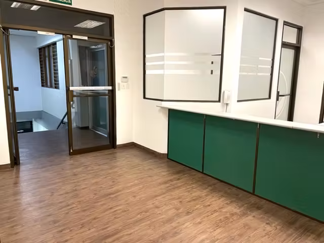 Amplio Local Comercial y Oficinas en Alquiler – Sabana Oeste | 350 m² - Imagen 3