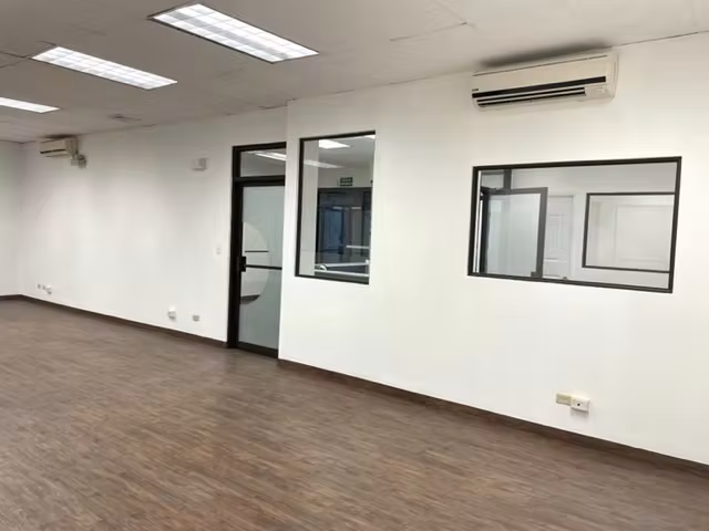 Amplio Local Comercial y Oficinas en Alquiler – Sabana Oeste | 350 m² - Imagen 15