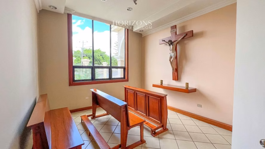 Edificio de Oficinas En Venta a 50 metros del TEC instituto tecnologico Cartago hrc25