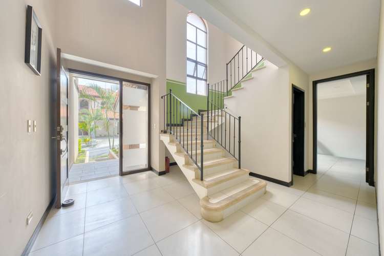 Se Vende Casa Condominio Loma Real Guachipelín Escazú 3 Habitaciones todas con Baño mas Oficina y Jacuzzi NOJ1268OR - Imagen 3
