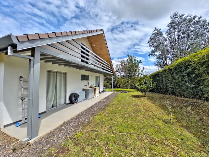 VENTA CASA DE UN NIVEL MAS MEZANINE CON AMPLIO JARDÍN  - Imagen 1