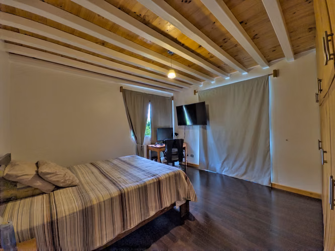 VENTA CASA DE UN NIVEL MAS MEZANINE CON AMPLIO JARDÍN  - Imagen 3