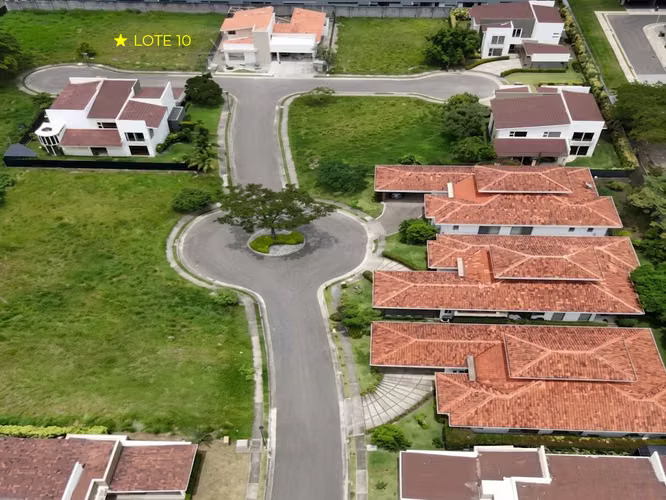 Sale of lot in condo, Lindora area *