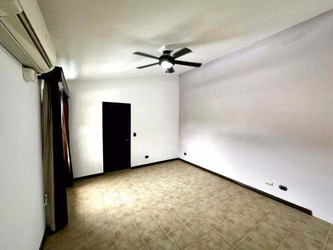 Casa en Alquiler en Guachipelín de Escazú – $2,000 4 hab. 3 baños 3 parqueos. - Imagen 13