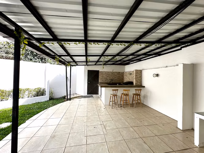 Casa en Alquiler en Guachipelín de Escazú – $2,000 4 hab. 3 baños 3 parqueos. - Imagen 7
