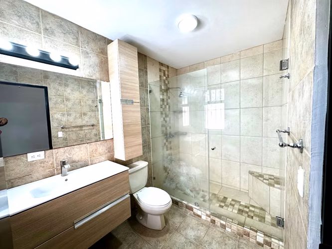 Casa en Alquiler en Guachipelín de Escazú – $2,000 4 hab. 3 baños 3 parqueos. - Imagen 14