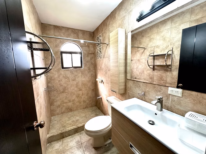 Casa en Alquiler en Guachipelín de Escazú – $2,000 4 hab. 3 baños 3 parqueos. - Imagen 10