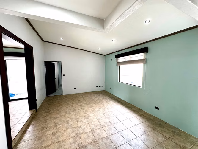 Casa en Alquiler en Guachipelín de Escazú – $2,000 4 hab. 3 baños 3 parqueos. - Imagen 3