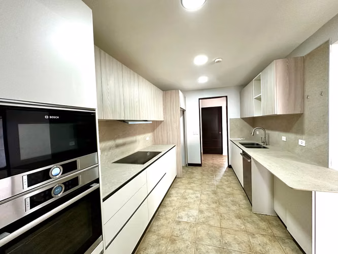 Casa en Alquiler en Guachipelín de Escazú – $2,000 4 hab. 3 baños 3 parqueos. - Imagen 5