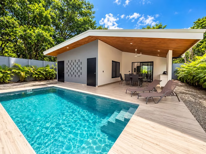 CASA EN ALQUILER CON PISCINA PRIVADA – TAMARINDO, 3 HABITACIONES