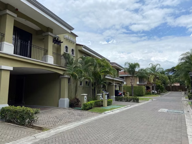 HOUSE IN CONDO FOR RENT SANTA ANA