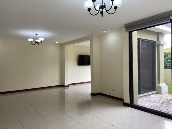 CASA EN CONDOMINIO EN ALQUILER SANTA ANA - Imagen 2