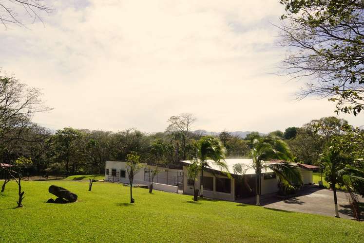 QUINTA RECIÉN RENOVADA DE 2.5 HECTÁREAS CON PISCINA Y CABALLERIZAS – CIRUELAS DE ALAJUELA