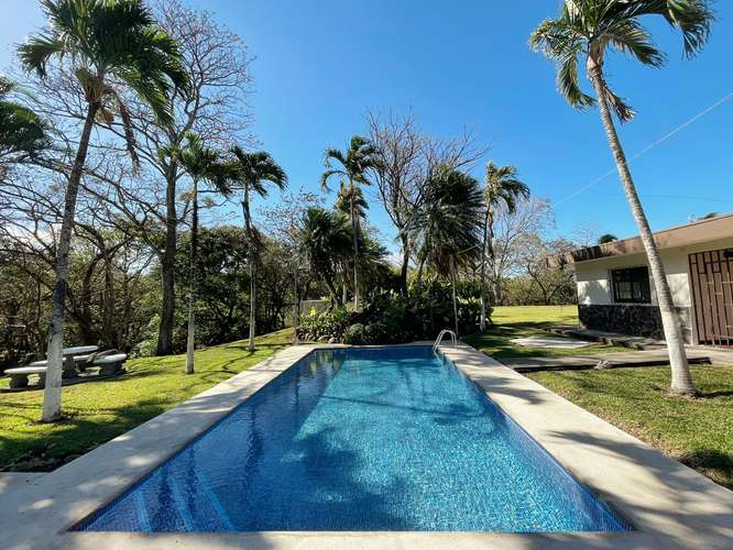 QUINTA RECIÉN RENOVADA DE 2.5 HECTÁREAS CON PISCINA Y CABALLERIZAS – CIRUELAS DE ALAJUELA
