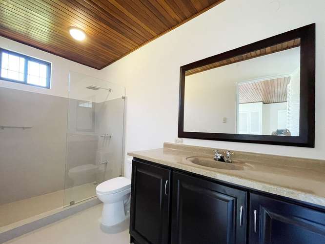 QUINTA RECIÉN RENOVADA DE 2.5 HECTÁREAS CON PISCINA Y CABALLERIZAS – CIRUELAS DE ALAJUELA