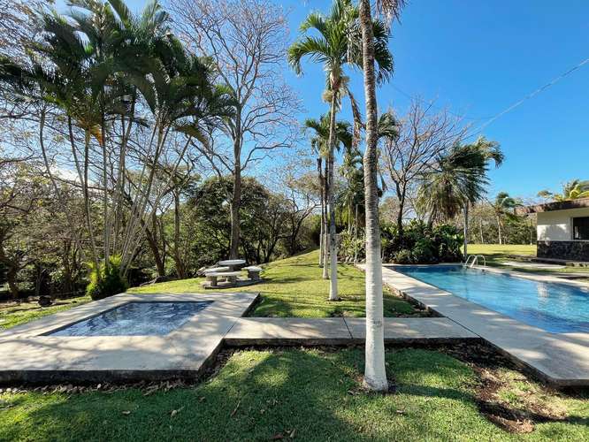 QUINTA RECIÉN RENOVADA DE 2.5 HECTÁREAS CON PISCINA Y CABALLERIZAS – CIRUELAS DE ALAJUELA