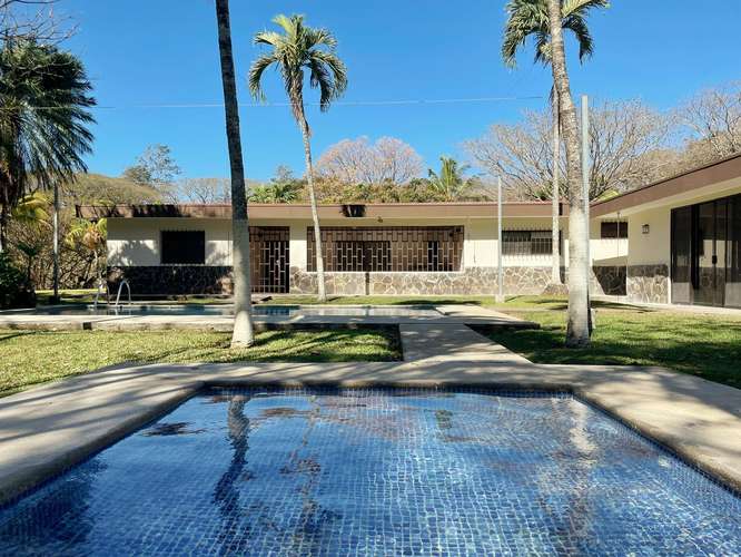 QUINTA RECIÉN RENOVADA DE 2.5 HECTÁREAS CON PISCINA Y CABALLERIZAS – CIRUELAS DE ALAJUELA
