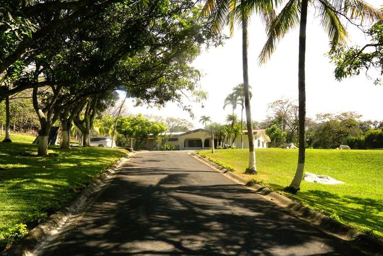 QUINTA RECIÉN RENOVADA DE 2.5 HECTÁREAS CON PISCINA Y CABALLERIZAS – CIRUELAS DE ALAJUELA