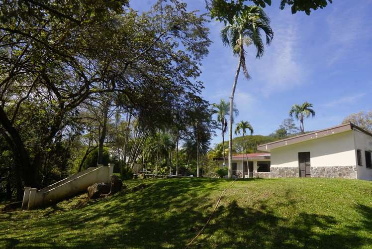 QUINTA RECIÉN RENOVADA DE 2.5 HECTÁREAS CON PISCINA Y CABALLERIZAS – CIRUELAS DE ALAJUELA