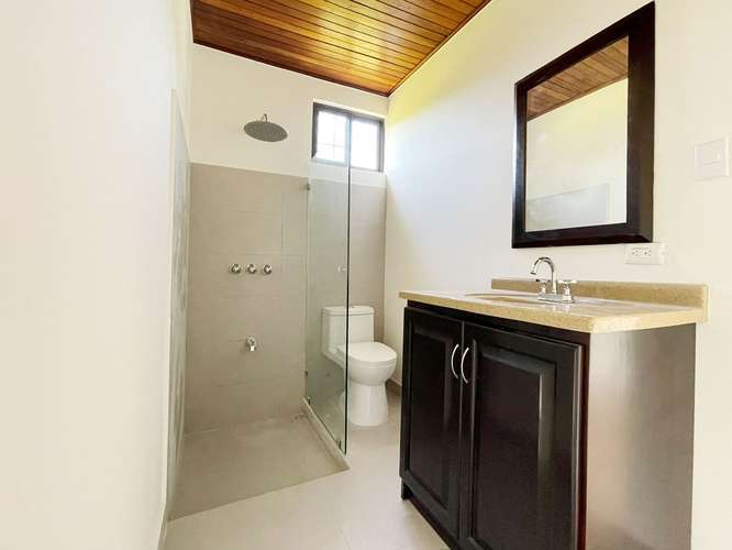 QUINTA RECIÉN RENOVADA DE 2.5 HECTÁREAS CON PISCINA Y CABALLERIZAS – CIRUELAS DE ALAJUELA