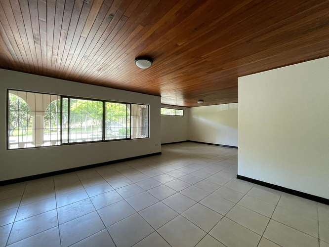 QUINTA RECIÉN RENOVADA DE 2.5 HECTÁREAS CON PISCINA Y CABALLERIZAS – CIRUELAS DE ALAJUELA