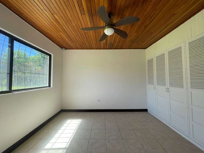 QUINTA RECIÉN RENOVADA DE 2.5 HECTÁREAS CON PISCINA Y CABALLERIZAS – CIRUELAS DE ALAJUELA