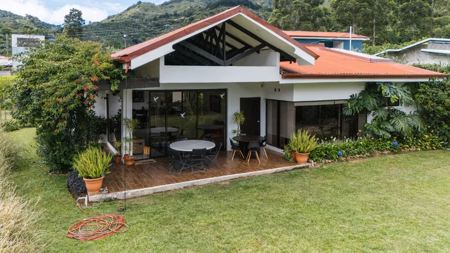 Casa de 3 Habitaciones con Jardines y Vista – Santa María de Dota - Imagen 12