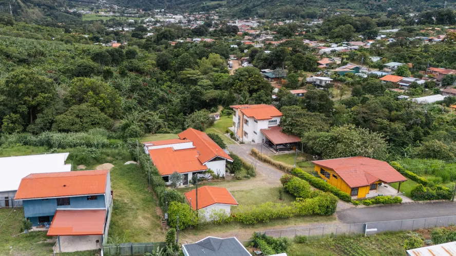 Casa de 3 Habitaciones con Jardines y Vista – Santa María de Dota - Imagen 20