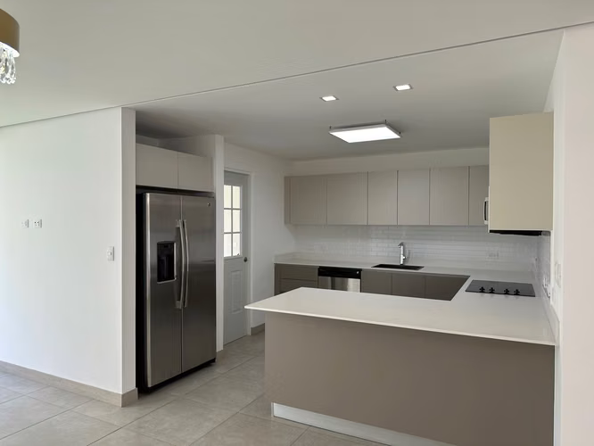   ALQUILER DE CASA NUEVA EN CONDOMINIO GUACHIPELÍN 310