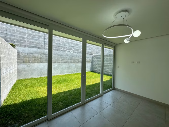   ALQUILER DE CASA NUEVA EN CONDOMINIO GUACHIPELÍN 310 - Imagen 2