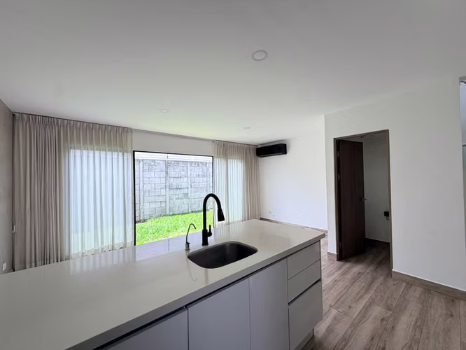 SE ALQUILA CASA VEN CONDOMINIO BALI, GUACHIPELIN DE ESCAZÚ  - Imagen 4