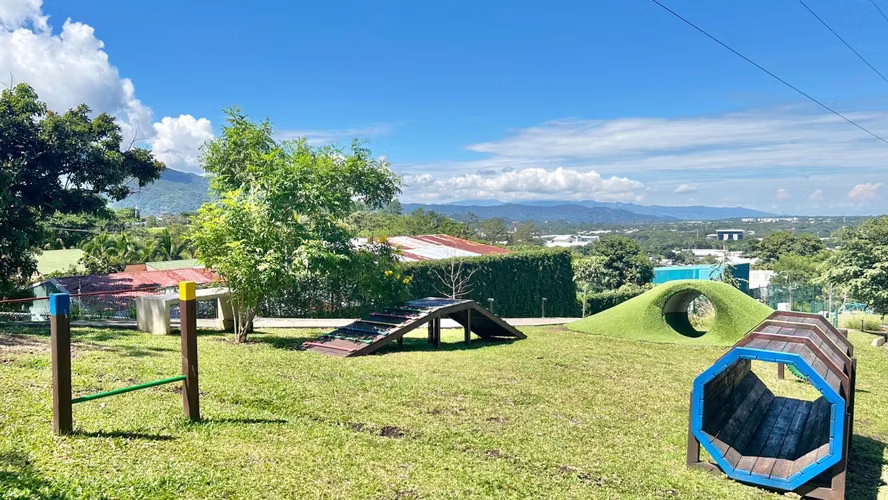 ¡CASA ESQUINERA A ESTRENAR EN ALQUILER! Entre Guachipelín Norte de Escazú y Pozos Norte - Imagen 17