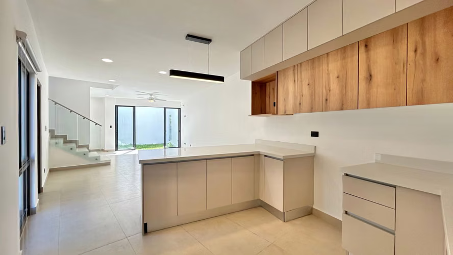 ¡CASA ESQUINERA A ESTRENAR EN ALQUILER! Entre Guachipelín Norte de Escazú y Pozos Norte - Imagen 2